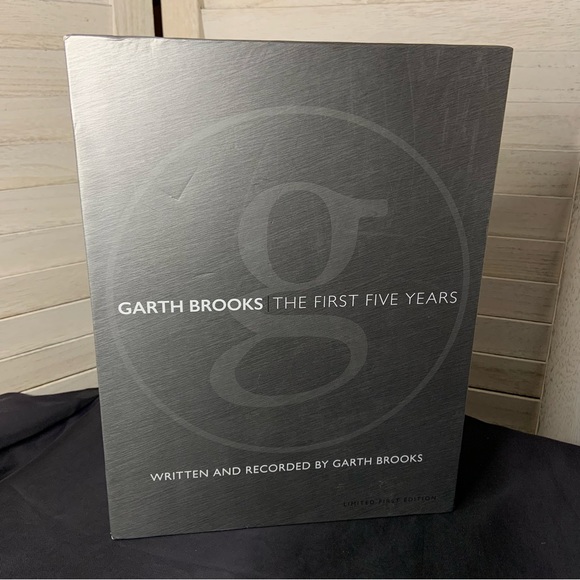 Garth Brooks The First Five Years Anthology Book and CD Disc Set Like New - Picture 3 of 12